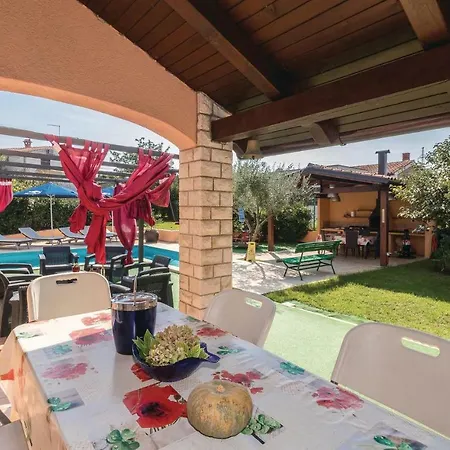 בית נופש Four-bedroom Holiday In פולה