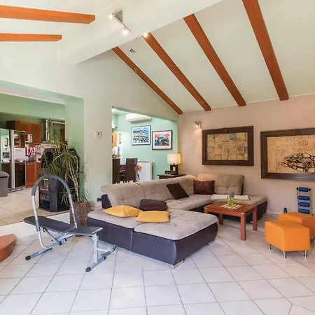 בית נופש Four-bedroom Holiday In