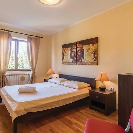 בית נופש Four-bedroom Holiday In פולה