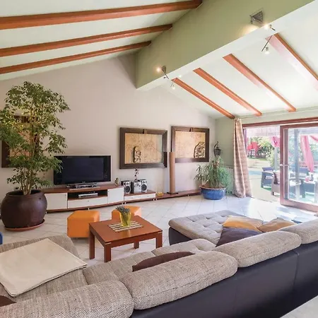 Four-bedroom Holiday In פולה