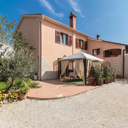 בית נופש Four-bedroom Holiday In פולה