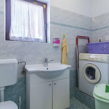 בית נופש Four-bedroom Holiday In פולה