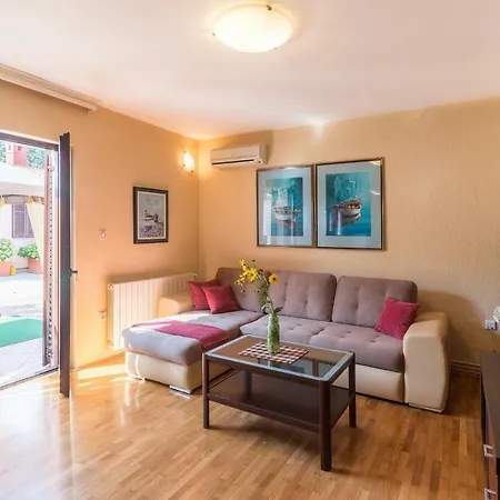 Four-bedroom Holiday In בית נופש פולה