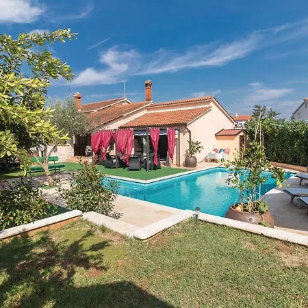 Four-bedroom Holiday In פולה