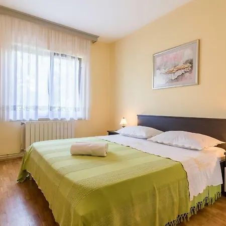 Four-bedroom Holiday In פולה