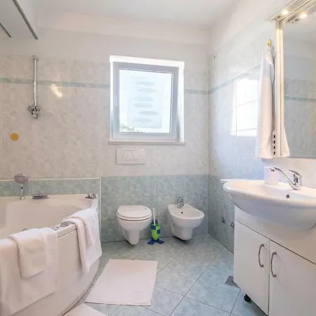 בית נופש Four-bedroom Holiday In פולה