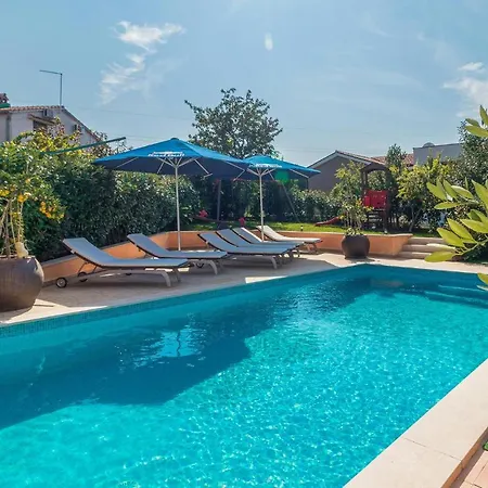 בית נופש Four-bedroom Holiday In פולה