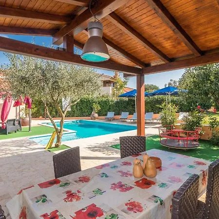 בית נופש Four-bedroom Holiday In