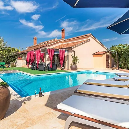 Four-bedroom Holiday In בית נופש