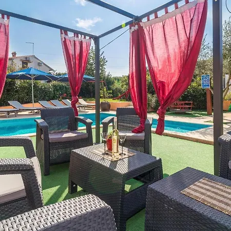 בית נופש Four-bedroom Holiday In