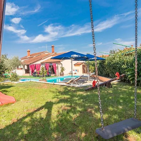 Four-bedroom Holiday In בית נופש