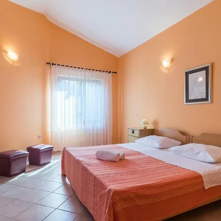 Four-bedroom Holiday In Tatil Evi Pula